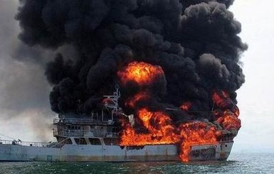В Тихом океане горит судно с полсотней человек на борту