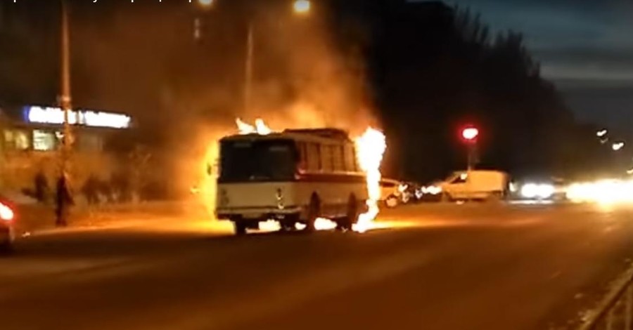 В Запорожье на ходу загорелся автобус