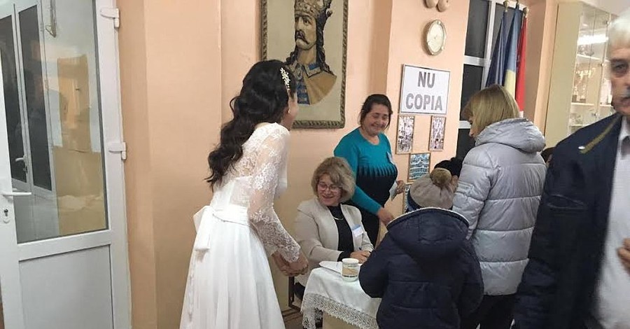 В Молдове пара проголосовала в свадебных нарядах