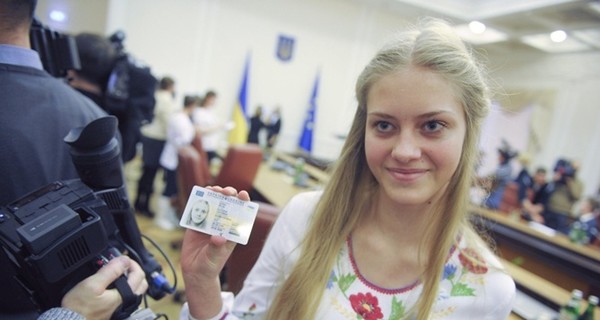 С ноября украинцы могут получать ID-карты вместо паспортов