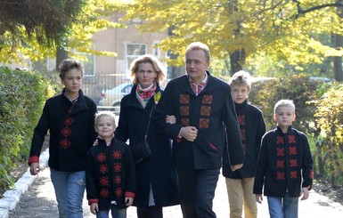 Жена-домохозяйка мэра Львова зарабатывает больше мужа