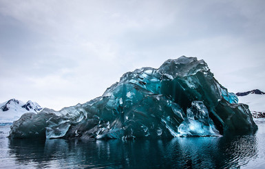 Айсберг верх ногами: редкие кадры запечатлел американский фотограф