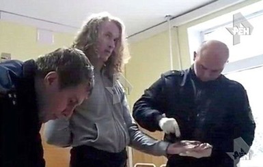 В Беларуси наградили продавца, который остановил парня с бензопилой