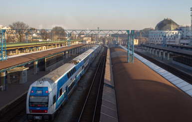 В Киеве поезд сбил двух пешеходов