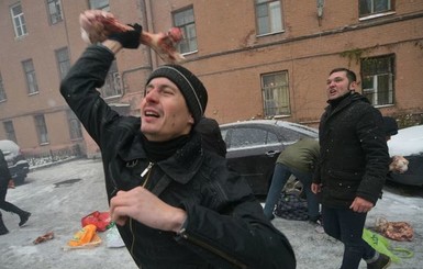 В Питере забросали костями консульство Украины