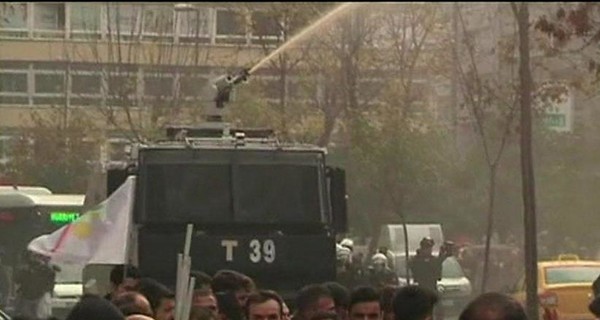 В Турции протестующих разогнали водометами