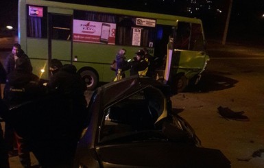 В Харькове иномарка протаранила автобус, погибли три человека