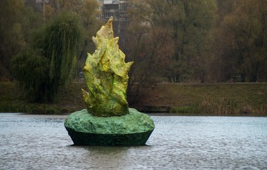 В Киеве появилась светящаяся скульптура посреди озера