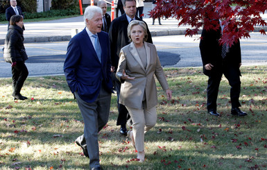 Клинтон пришла голосовать в школу вместе с мужем