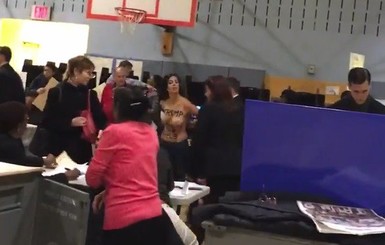 Femen разделись на избирательном участке Трампа