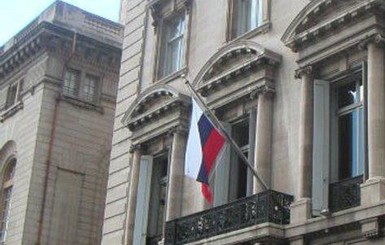 В Нью-Йорке со здания российского консульства выпал мужчина