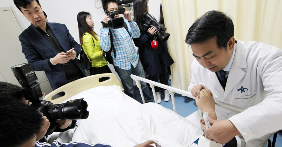 Китайские медики вырастили ухо на руке у пациента 