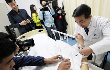 Китайские медики вырастили ухо на руке у пациента 
