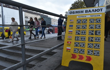 Почему во всем мире доллар падает, а в Украине растет