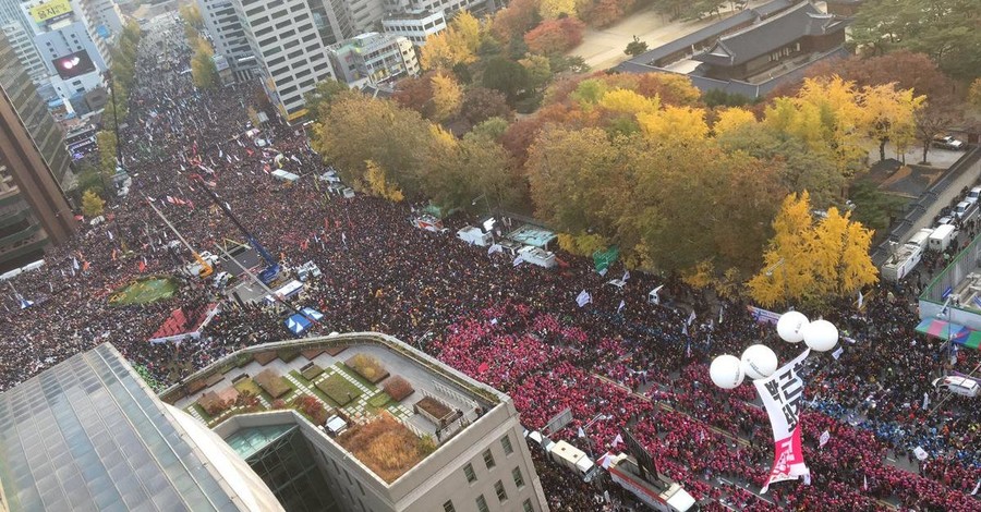 Жители Южной Кореи снова вышли требовать отставки президента