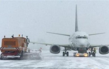 Метель во Львове: перекрыты дороги, в аэропорту отменяют рейсы