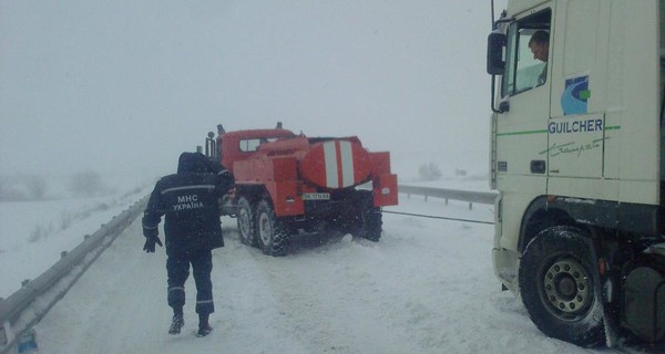 Как Украина пережила первый снегопад: в Киеве огромные пробки, а на западе - транспортный коллапс