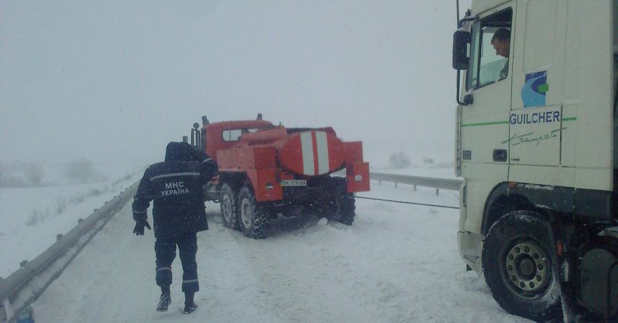 Как Украина пережила первый снегопад: в Киеве огромные пробки, а на западе - транспортный коллапс