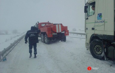 Как Украина пережила первый снегопад: в Киеве огромные пробки, а на западе - транспортный коллапс