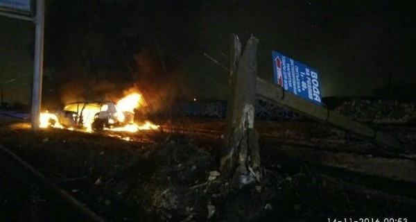 В Харькове внедорожник переломил надвое столб и сгорел 