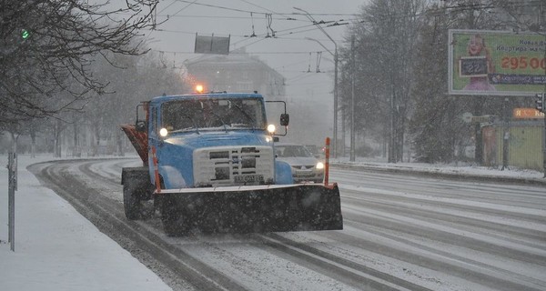 Снегопад в Украине задержал авиарейсы и обесточил города