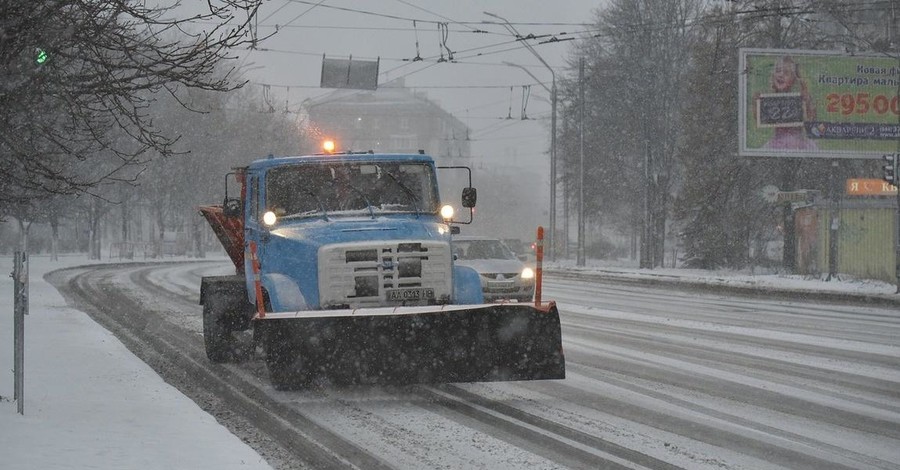 Снегопад в Украине задержал авиарейсы и обесточил города