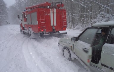 Погода в Украине: снежный коллапс на западе и ожидание бури на востоке   
