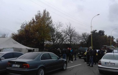 На Закарпатье протестующие третьи сутки блокируют дороги к границам