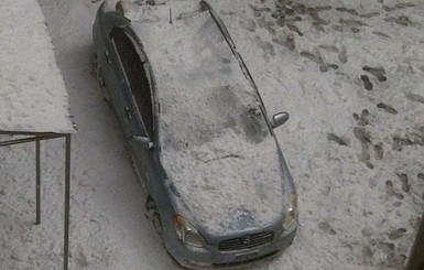 Глыба снега сокрушила автомобиль киевлянина