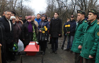 В Днепре спустя 73 года внуки похоронили погибшего на войне летчика