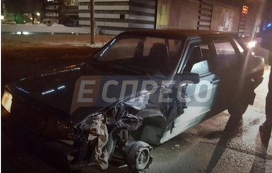 В Киеве пьяный водитель таранил полицейских и сбил женщину