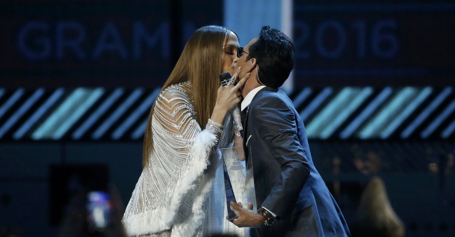 Дженнифер Лопес страстно поцеловала бывшего супруга прямо на сцене