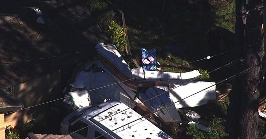 В Калифорнии самолет упал на жилой дом