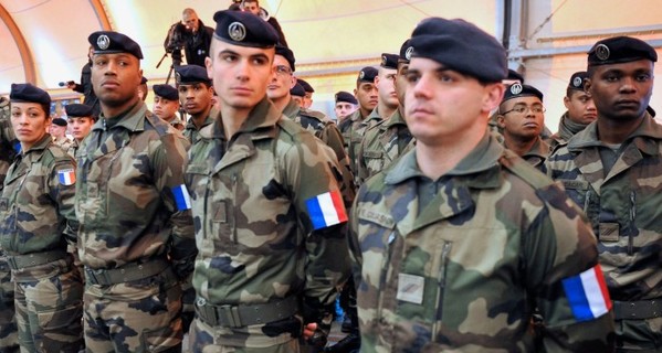 Франция отправит в Эстонию 300 военных, танки и БМП