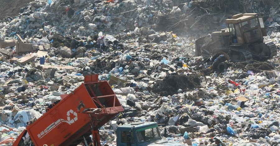 Под Борисполем пытались незаконно выгрузить львовский мусор
