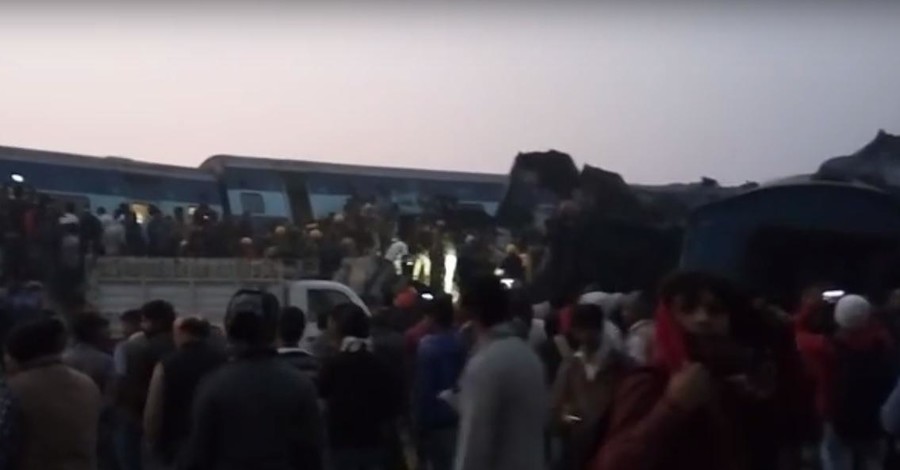Катастрофа в Индии: поезд сошел с рельсов, погиб 91 человек