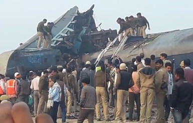 Жертвами аварии поезда в Индии стали уже более 100 человек