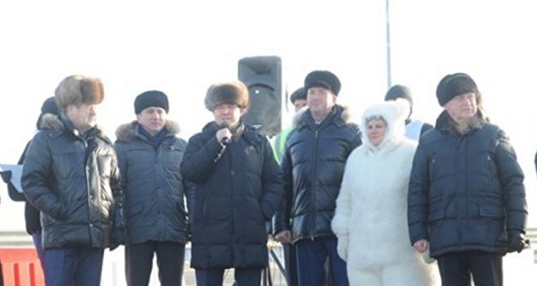 Зато не замерзла: в Тюмени местный депутат надела костюм белого медведя