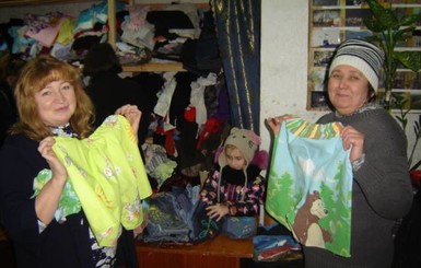 Житомирские пенсионерки вяжут носки и шьют белье украинским бойцам