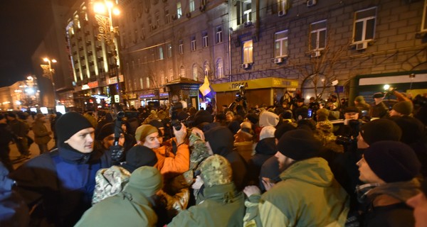 На Майдане начались первые потасовки, митингующим не дают зажечь пять тысяч шин