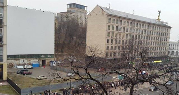В центре Киева снова собираются люди