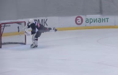 Челябинский вратарь устроил фигурное катание на хоккейном катке