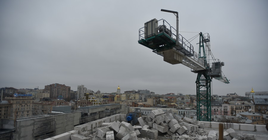 В Киеве наконец-то сносят надстройку на Доме Профсоюзов