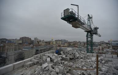 В Киеве наконец-то сносят надстройку на Доме Профсоюзов