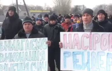 В Переяславском требуют разблокировать нефтебазу 