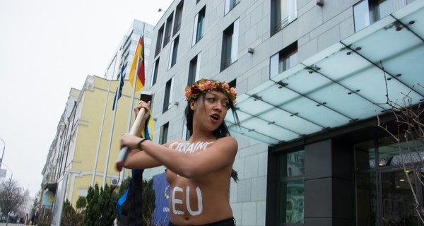 FEMEN пытались разбить фрагмент Берлинской стены в Киеве 