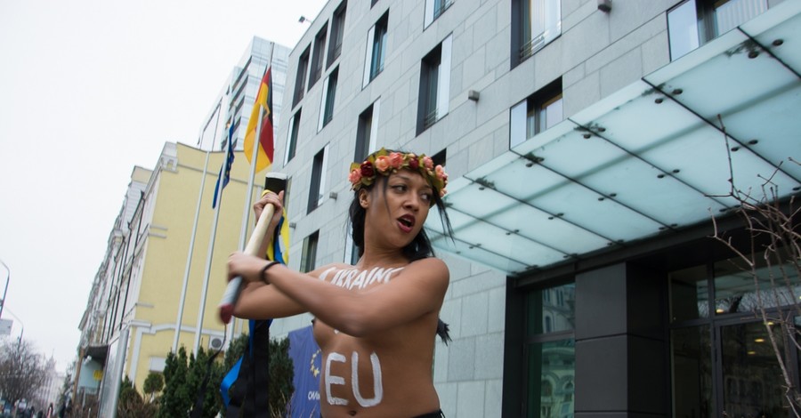 FEMEN пытались разбить фрагмент Берлинской стены в Киеве 