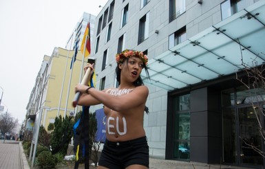 FEMEN пытались разбить фрагмент Берлинской стены в Киеве 