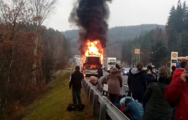 Чешские водители фотографировали горящий автобус с украинцами и уезжали 
