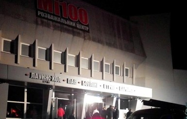 Пожар в развлекательном центре Львова: людей доставали через разбитые окна